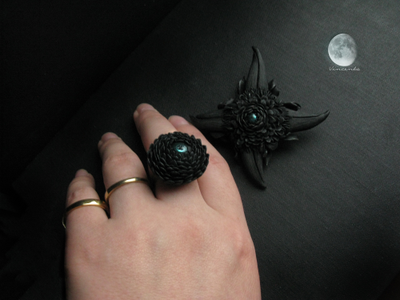 "Цветок Ворона". Комплект украшений (кольцо и брошь) в готическом стиле из коллекции "Рейвенсвуд"