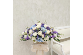 Композиция в бело голубых тонах из искусственных цветов на колонне №24