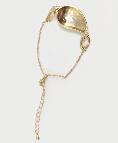 (АРТИКУЛ: 9253/50) БРАСЛЕТ ЖЕНСКИЙ, "МОЛОЧНАЯ" ПОДВЕСКА НА ЗОЛОТИСТОЙ ЦЕПОЧКЕ, МЕТАЛЛ, ЭМАЛЬ, МЕЛКИЕ СТРАЗЫ