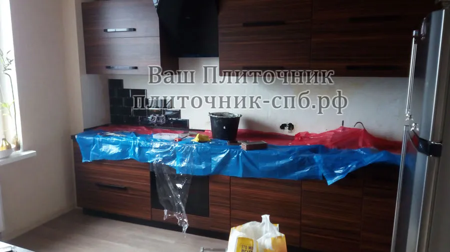 Укладка фартука на кухне. Плитка "кабанчик".