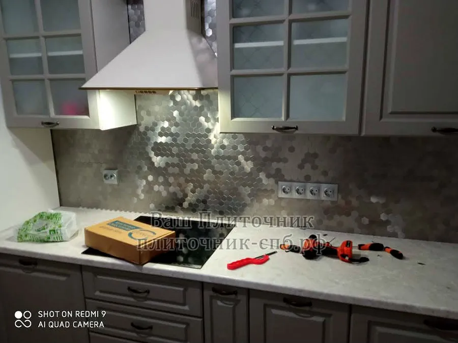 облицовка фартука алюминиевой мозаикой Artens