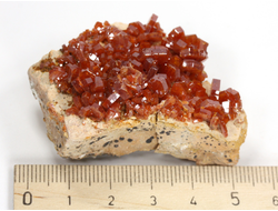 Ванадинит, кристаллы на породе, Марокко (53*37*25 мм, 60 г) №35889