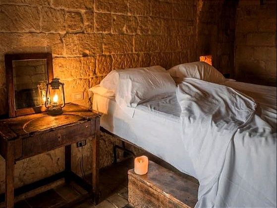 интерьер спальня в бутик отеле со свечами