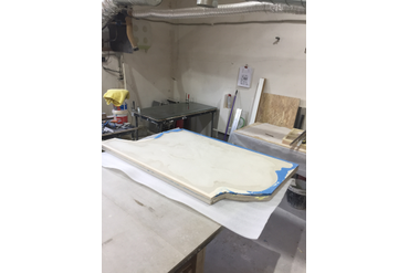 После изготовления формы, начинаем заливку панелей. Используется специальная влагостойкая фасадная смесь, содержащая цемент, песок и гипс.