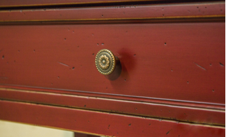 Тумба высокая на прямых точеных ножках.