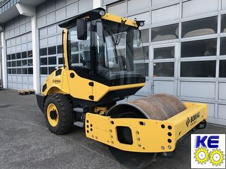 58608011 стекло лобовое левое Bomag BW145D-5, 177D-5, 177BVC-5