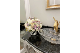 Композиция из искусственных цветов в вазе мастерская АОАБУКЕТ №6