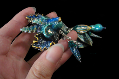 Брошь "Морской дракон из рода двурогих котов", украшение-талисман с длинной подвеской