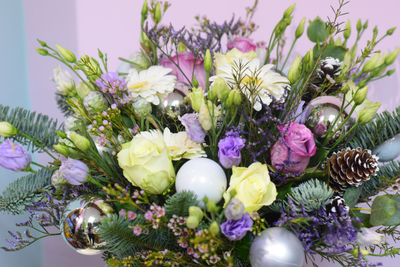 Новогодний букет с шишками и шариками