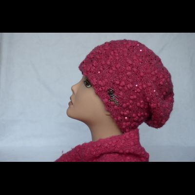 koralloviy-beret-vyazaniy-s-payetkami-vizio-italiya-5156-i-sharf