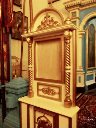 Напольный киот из дерева