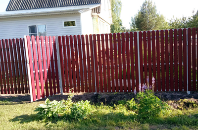 ВОРОТА И ЗАБОР ЗАШИТЫЕ МЕТАЛЛИЧЕСКИМ ШТАКЕТНИКОМ