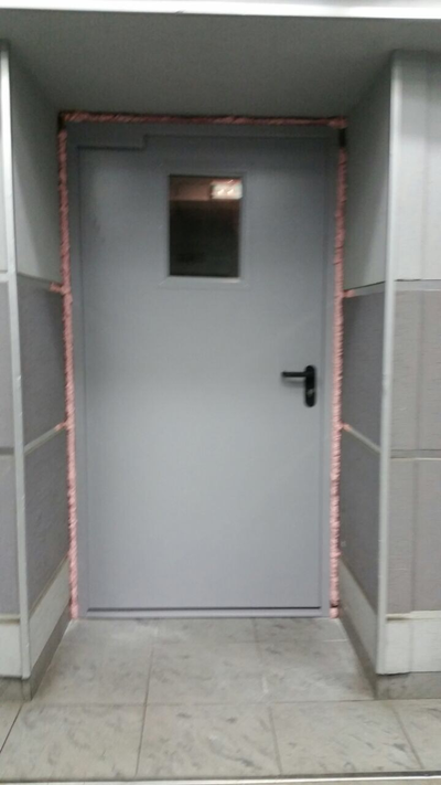 Дверь техническая остекленная стеклопакетом 400*300 мм,  размер двери по коробке 2100*900 мм, толщина металла 1,2 мм с двух сторон. Покраска по каталогу RAL цветом 7035.