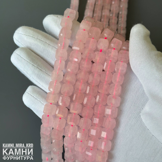 Розовый кварц ограненный куб 7,7-7,8 мм, цена за нить 19 см