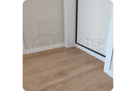 Экологичное решение: установка плинтуса в стандартизированном белом цвете RAL 9003 с сертификатом Greenguard Gold - безопасный выбор для любого помещения.