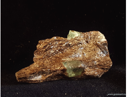 Берилл с слюдите. Россия. 53*29*15мм