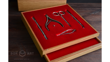 6093 Подарочная шкатулка для хранения маникюрного набора.
Шпон дуба, отделка бархатом.