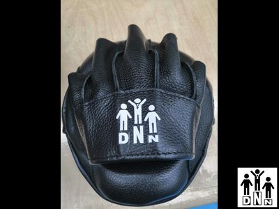 Лапы боксерские вогнутые натуральная кожа с открытыми пальцами DNN