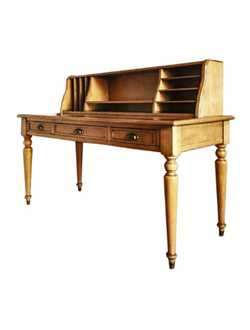 Письменный стол с надстройкой и 3 выдвижными ящиками под столешницей.