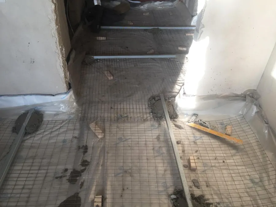 Монтаж "маяков" из профиля перед устройством стяжки пола