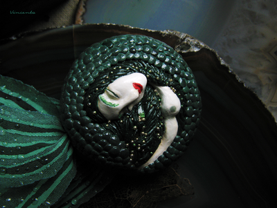 Спящая русалочка. Необычная брошь-русалка с шёлковыми плавниками