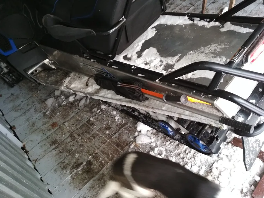 Установил за пять минут, встал как родной, как будто снегоход с завода с ним идет,не чему не мешается ни чего не торчит крепления тоже порадовали ни чего лишнего.Я сперва думал веревками или хомутами придется подвязывать а все четко.