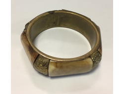 120-9/ Браслет, слоновая кость-латунь