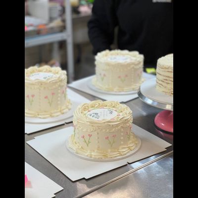 С цветочным декором и логотипом