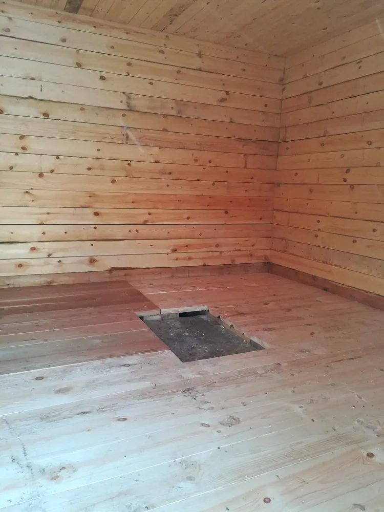 Установлены независимые полы, залит фундамент под печь