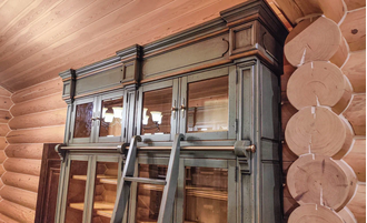 Библиотека модульная закрытая, с лестницей.