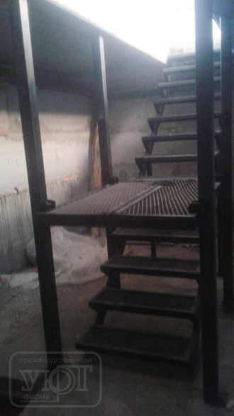 мк №11. лестница на металлокаркасе с откидной площадкой. ступени из пвл.