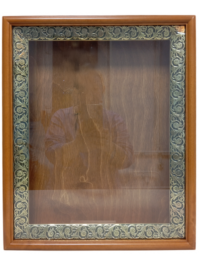 Киот деревянный с басменной рамой для иконы формата 30х40см.