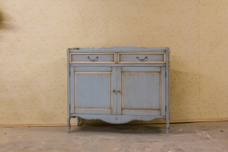 Двухстворчатый комод с 2 ящиками.