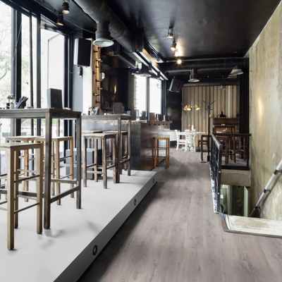 Ламинат Wineo Дуб Норвегия серебряный LA222XXLV4 в интерьере кафе