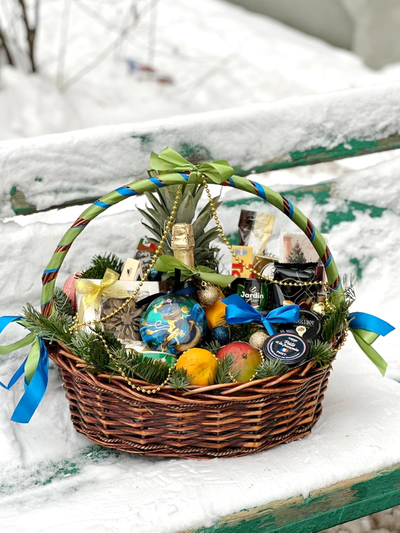 Новогодняя корзина подарочная премиум