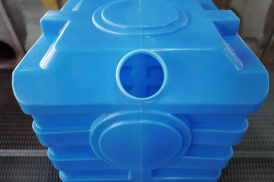 Емкость 600 литровая универсальная оснащена резьбовой крышкой