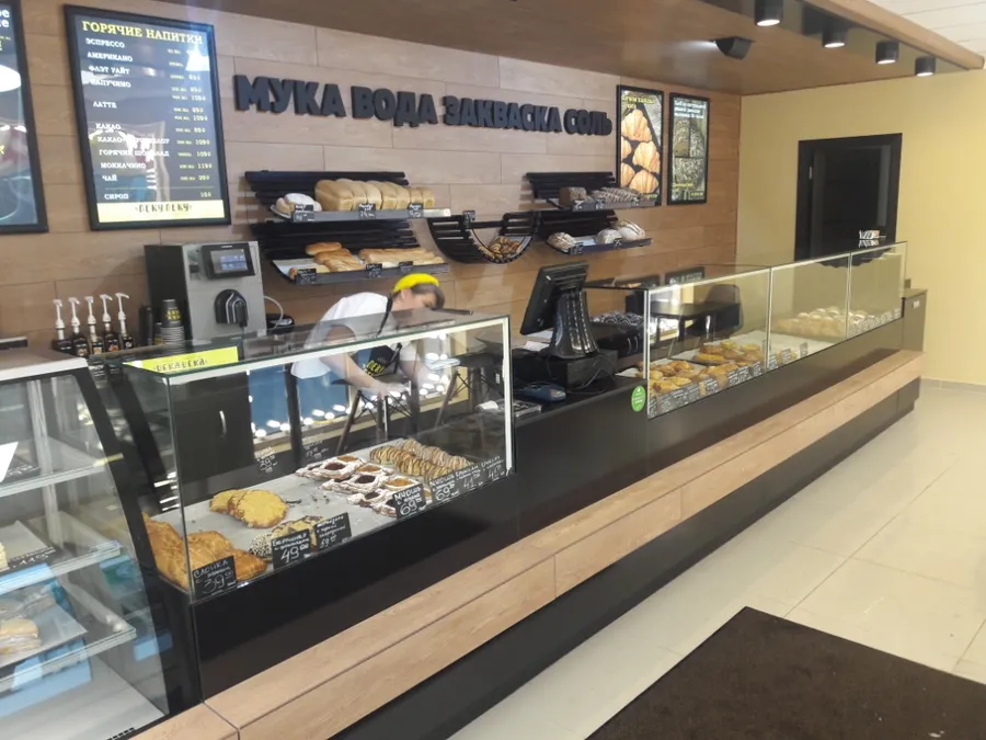 ЛДСП черный глянец, черный шагрень. Стекло 8мм клееное. Подсветка светодиодная в профиле, свет теплый 2700 К. Лотки хлебные- металл, дерево.