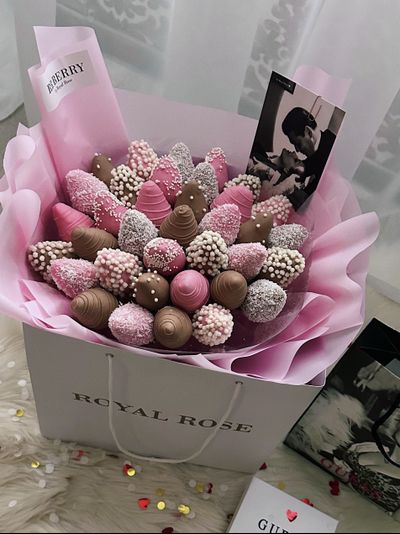 Большой букет из клубники в шоколаде