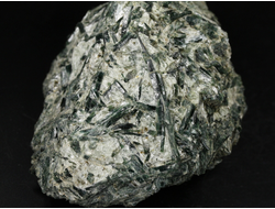 Актинолит в белом тальке, необработанный, дикий образец, Россия, Северный Кавказ, КЧР (95*65*49 мм, 335 г) №37774