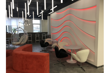 Итоговая фотография смонтированной световой панели Zaha Shell с RGB подсветкой. 