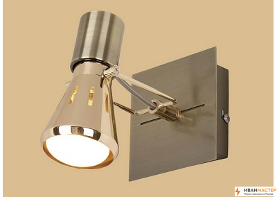 Установка настенного светильника в комнате на даче ИВАНМАСТЕР