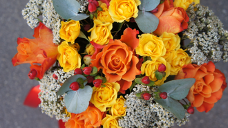 Недорогой и яркий осенний букет в шляпной коробке из кустовых роз, ахиллеи, эвкалипта и гиперикума