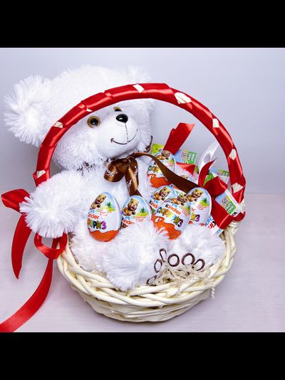 Подарочная корзина Киндер сюрприз и Мишка