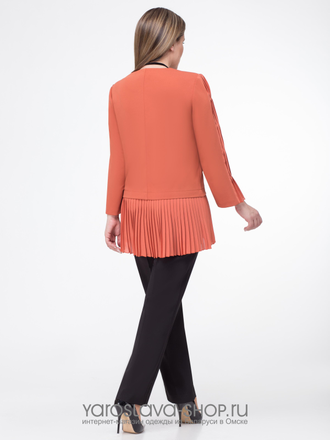 Костюм: черные брюки и оранжевая блуза с плиссе