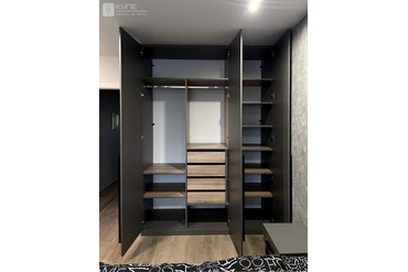 069-1 Шкаф с распашными дверями. Фасад ЛДСП Egger U960 ST9 Оникс Серый. Корпус ЛДСП Egger H3700 ST10 Орех Пацифик. Ручки 3661.927.7W  Eureka (Италия)