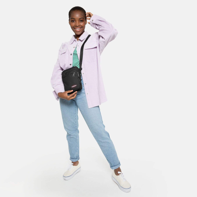 Девушка с сумкой Eastpak Double One Black