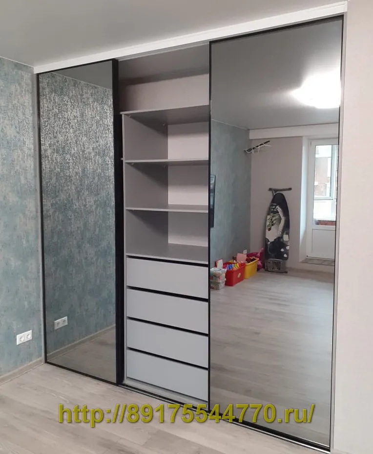 083-1Трехдверный встроенный шкаф-купе.
Профиль дверей ITALUM LINE*. Цвет: Глянец чёрный с зеркалом серебро.
Корпус шкафа: ЛДСП Egger, U708 Светло-серый, ST9 
*ITALUM LINE - это изящный узкий профиль, настоящий минимализм в современных дверях.