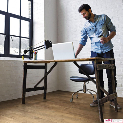 Инженерная доска Haro Дуб Светлый Белый 540129 в интерьере офиса