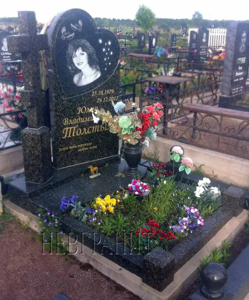 Памятник сердце с крестом 