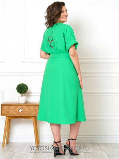 Летнее женское платье зеленого цвета с узором на спине